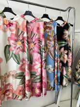 Kép betöltése a galériamegjelenítőbe: 18823 VIRGINIA virágos szatėn ruha
