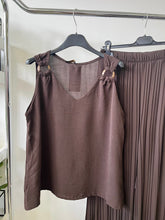 Kép betöltése a galériamegjelenítőbe: 12573 CAMILLA felső fa karika dísszel
