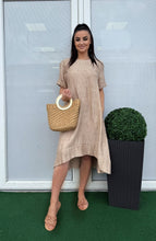 Kép betöltése a galériamegjelenítőbe: 3775 LOLA nagyméretű zsebes ruha nyaklánccal
