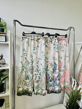 Kép betöltése a galériamegjelenítőbe: 13052 TRIANA levél mintás vászon nadrág
