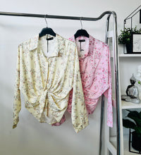 Kép betöltése a galériamegjelenítőbe: 12159 VIRÀG  szatén ing
