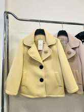 Kép betöltése a galériamegjelenítőbe: 8159 MARGARET elegáns átmeneti kabát brossal
