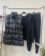 Kép betöltése a galériamegjelenítőbe: 8815 MŰBŐR mellény+ jogging szett
