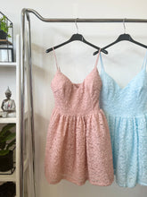 Kép betöltése a galériamegjelenítőbe: 11086 BELLA csipkés miniruha
