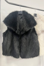 Kép betöltése a galériamegjelenítőbe: 27412 KYLIE műszőrme mellény
