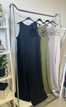 Kép betöltése a galériamegjelenítőbe: 58087 LIDIA zsebes extra bőszárú overál brossal
