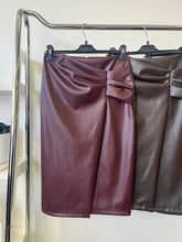 Kép betöltése a galériamegjelenítőbe: 5572 DORINA átlapolt műbőr midiszoknya
