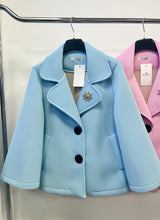 Kép betöltése a galériamegjelenítőbe: 8159 MARGARET elegáns átmeneti kabát brossal
