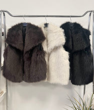 Kép betöltése a galériamegjelenítőbe: 27412 KYLIE műszőrme mellény
