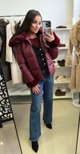 Kép betöltése a galériamegjelenítőbe: 88527-27 BURGUNDI szőrmés kabát
