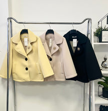 Kép betöltése a galériamegjelenítőbe: 8159 MARGARET elegáns átmeneti kabát brossal
