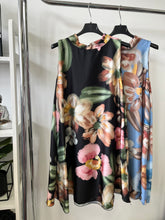 Kép betöltése a galériamegjelenítőbe: 18823 VIRGINIA virágos szatėn ruha
