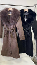 Kép betöltése a galériamegjelenítőbe: 8878 AMANDA műirha szőrme galléros kabát
