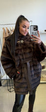Kép betöltése a galériamegjelenítőbe: 8811-2 BARBARA nerc hatású csíkos műszőr kabát
