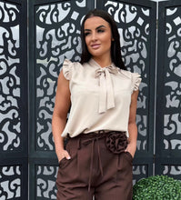 Kép betöltése a galériamegjelenítőbe: 88955 HANNA ujjatlan masnis blúz
