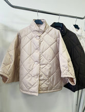 Kép betöltése a galériamegjelenítőbe: 8902 FLORA steppelt denevér ujjú kabát
