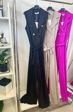 Kép betöltése a galériamegjelenítőbe: 90379 BLANCA gombos pliszírozott szárú overál
