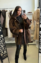 Kép betöltése a galériamegjelenítőbe: 8811-1 BARBARA nerc hatású műszőr kabát

