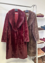 Kép betöltése a galériamegjelenítőbe: 230121 HELENA műszőrme bunda
