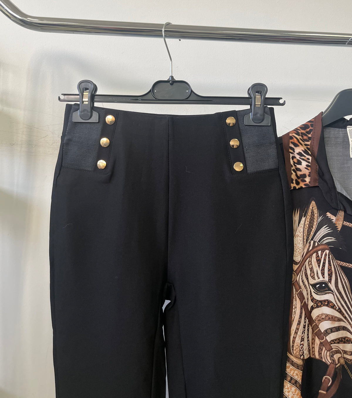 1380 LIMA gumi betétes gombos pamut leggings