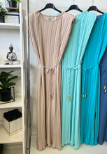 Kép betöltése a galériamegjelenítőbe: 57360 DORINA pliszírozott ruha
