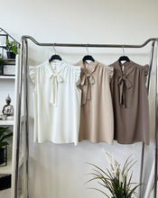 Kép betöltése a galériamegjelenítőbe: 88955 HANNA ujjatlan masnis blúz
