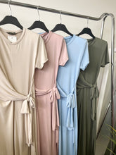 Kép betöltése a galériamegjelenítőbe: 12063 ERICA oldalt kötős rövid ujjú ruha
