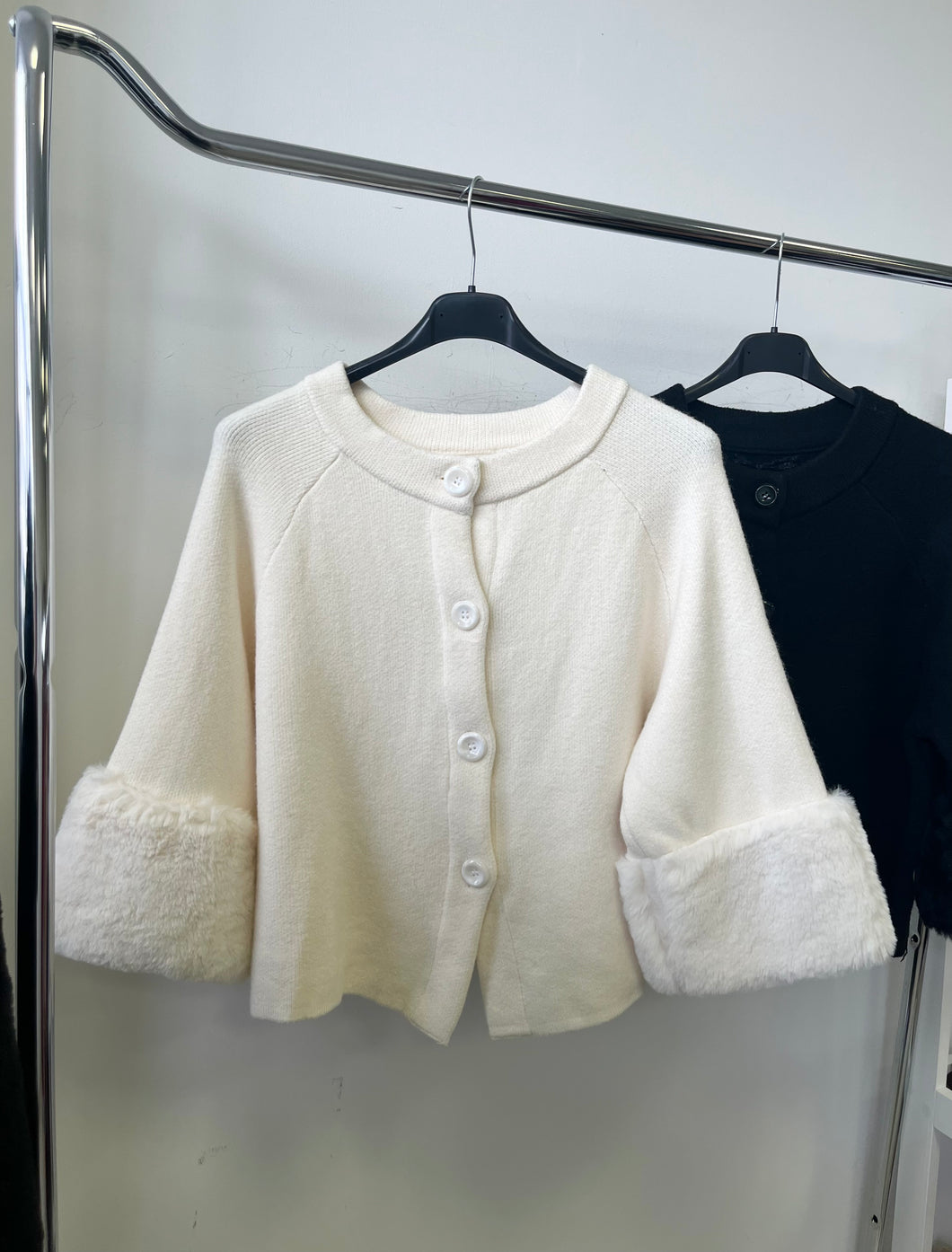 9098 ANY szőrmés ujjú gombos oversize kardigán / felső