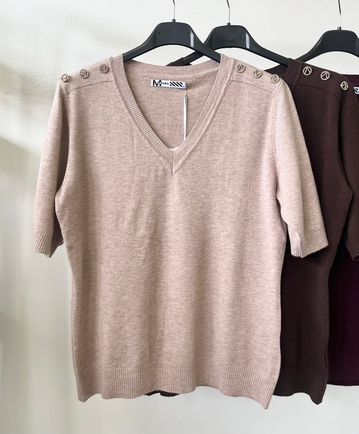 16082 VICTORIA V nyakú kötött felső vállán köves dísszel