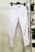 Kép betöltése a galériamegjelenítőbe: 2117 WHITE skinny farmer
