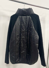 Kép betöltése a galériamegjelenítőbe: TARA kötött ujjú vékony steppelt kabát
