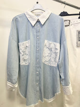 Kép betöltése a galériamegjelenítőbe: 5096 DANA csipke hátú farmer ing
