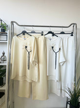 Kép betöltése a galériamegjelenítőbe: 6338-1052 LISSA szett virág dísszel
