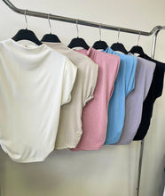 Kép betöltése a galériamegjelenítőbe: 36896 RIKKY oldalt húzott felső válltöméssel
