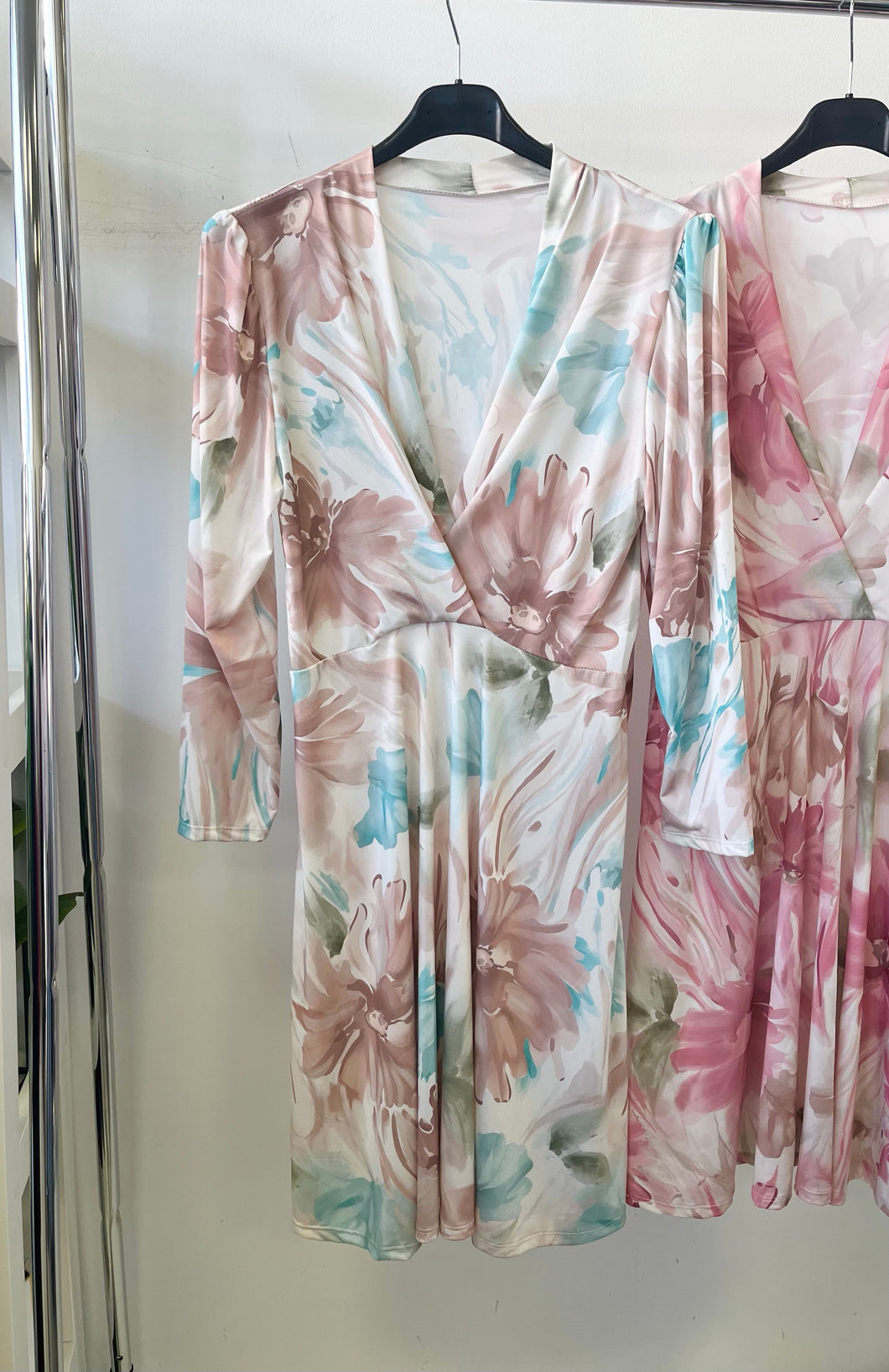 1077 HANNA virágos hidegselyem ruha