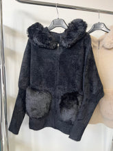 Kép betöltése a galériamegjelenítőbe: 25002 ALMA vastag zsenília kapucnis kardigán / átmeneti kabát
