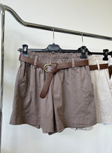 Kép betöltése a galériamegjelenítőbe: 7962 LINA gumis derekú vászon sort övvel
