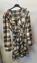 Kép betöltése a galériamegjelenítőbe: 3783 BÉZS kockás fodros ruha
