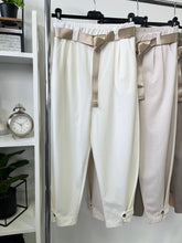 Kép betöltése a galériamegjelenítőbe: 7048/52693 HAILEY gombos szárú nadrág
