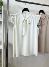 Kép betöltése a galériamegjelenítőbe: 88955 HANNA ujjatlan masnis blúz
