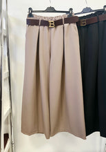 Kép betöltése a galériamegjelenítőbe: 52159 MAYA bőszárú nadrág övvel
