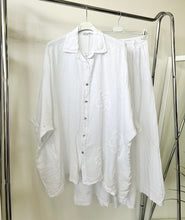 Kép betöltése a galériamegjelenítőbe: 2858 LENVÁSZON oversize ing virág díszítèssel
