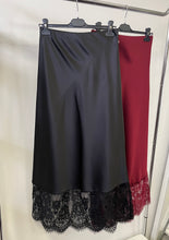 Kép betöltése a galériamegjelenítőbe: 4169 LENA csipke aljú maxi szoknya
