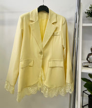 Kép betöltése a galériamegjelenítőbe: 45305 SASSY blézer csipke diszítéssel
