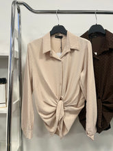 Kép betöltése a galériamegjelenítőbe: 7988 STRASSZOS GIGI szatén blúz
