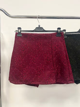 Kép betöltése a galériamegjelenítőbe: 006241 MERYLIN csipke szoknya/sort strasszokkal
