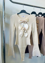 Kép betöltése a galériamegjelenítőbe: 9719 CLOE bordás body szatén levehető masni brossal
