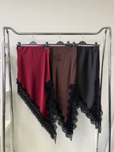 Kép betöltése a galériamegjelenítőbe: 4791 FLORA féloldalas csipke szatén szoknya
