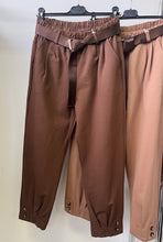 Kép betöltése a galériamegjelenítőbe: 7395 LILLA öves gombos szárú nadrág
