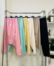 Kép betöltése a galériamegjelenítőbe: 8103 ITALY gombos extra ülepes pamut nadrág
